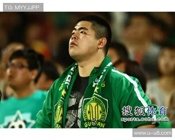 杨立瑜遭球迷怒斥：何必与阿猫阿狗争执真该给球迷竖中指